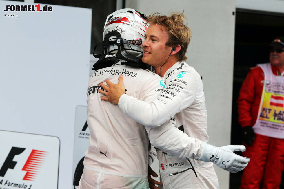 Foto zur News: Immer dann, wenn es scheint, als mache Nico Rosberg in der Formel-1-Weltmeisterschaft 2015 keinen Stich mehr, wird's doch wieder spannend: Sieg beim Grand Prix von Österreich in Spielberg - und WM-Leader Lewis Hamilton bleibt nichts anderes übrig, als zur starken Leistung neidlos zu gratulieren.