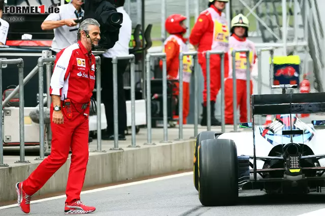 Foto zur News: Schrecksekunde im ersten Freien Training: Felipe Massa fährt beinahe Maurizio Arrivabene über den Haufen, der unachtsam vor seinem Williams die Boxenstraße überquert. Später kursieren Scherz-Fotomontagen mit Zitat Arrivabene: "Ich war's nicht, der dich rausgeschmissen hat!"