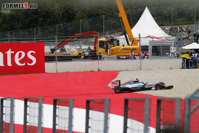 Foto zur News: Drama im Qualifying: Nach Hamiltons Ausritt im letzten Q3-Run sieht Rosberg bis zur allerletzten Zwischenzeit wie der sichere Polesetter aus - bis er auch selbst seinen Mercedes ins Kiesbett setzt. "Ich hab's einfach übertrieben", ärgert er sich.