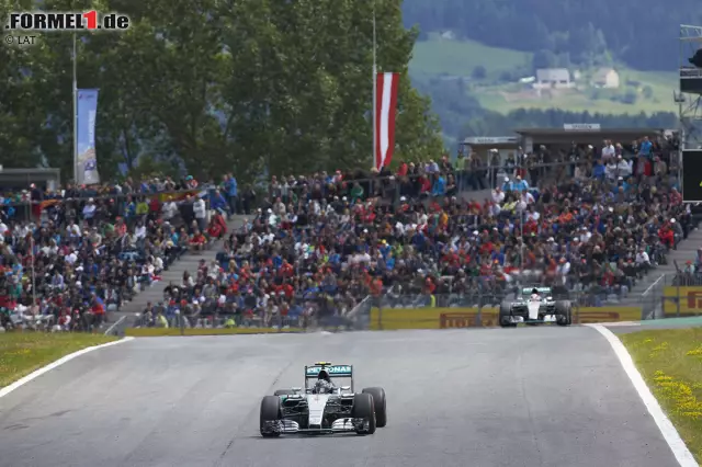Im Finish flattern bei Rosberg die Nerven: Er spürt ab Runde 66 (von 71) rechts vorne starke Vibrationen, befürchtet das Schlimmste. Sein Renningenieur beruhigt ihn, das Team kann an den Daten nichts erkennen. Foto zur News: Im Finish flattern bei Rosberg die Nerven: Er spürt ab Runde 66 (von 71) rechts vorne starke Vibrationen, befürchtet das Schlimmste. Sein Renningenieur beruhigt ihn, das Team kann an den Daten nichts erkennen.