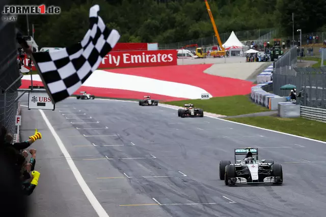 Rosberg bleibt vorsichtig: "Alle Augen darauf!" Macht aber aus fünf sogar noch neun Sekunden Vorsprung. In der Weltmeisterschaft hat er nun nur noch zehn Punkte Rückstand auf Hamilton. Übrigens: Mercedes gelingen 2015 zum ersten Mal zwei Doppelsiege hintereinander. Foto zur News: Rosberg bleibt vorsichtig: "Alle Augen darauf!" Macht aber aus fünf sogar noch neun Sekunden Vorsprung. In der Weltmeisterschaft hat er nun nur noch zehn Punkte Rückstand auf Hamilton. Übrigens: Mercedes gelingen 2015 zum ersten Mal zwei Doppelsiege hintereinander.