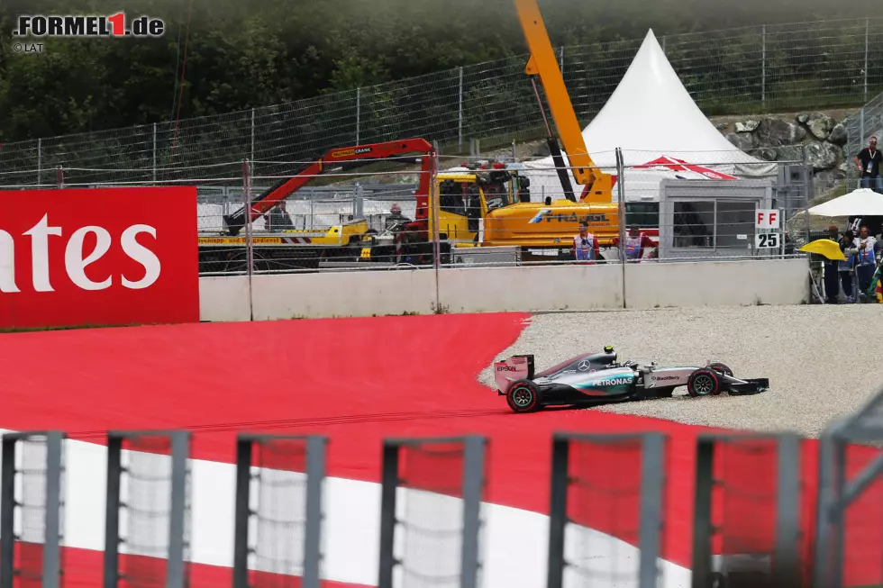 Foto zur News: Drama im Qualifying: Nach Hamiltons Ausritt im letzten Q3-Run sieht Rosberg bis zur allerletzten Zwischenzeit wie der sichere Polesetter aus - bis er auch selbst seinen Mercedes ins Kiesbett setzt. &quot;Ich hab&#039;s einfach übertrieben&quot;, ärgert er sich.