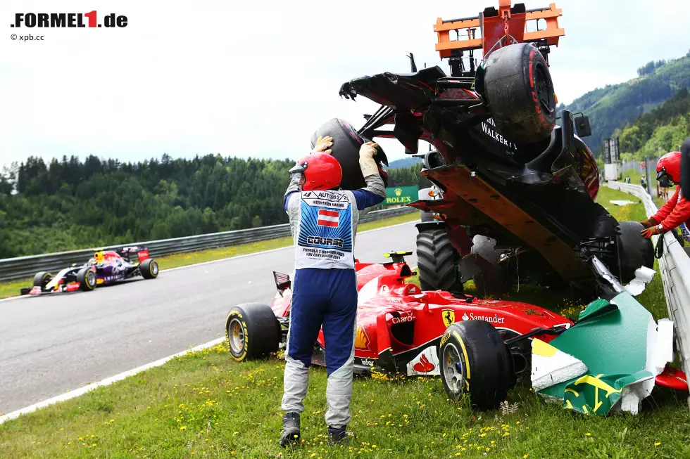 Riesencrash in der ersten Runde: Kimi Räikkönen gerät ins Schleudern, Fernando Alonso wird unglücklich in eine Kollision verwickelt. Weil der McLaren über den Ferrari rasiert, aber nicht über Räikkönens Kopf, hat der "Iceman" Glück im Unglück. Alonsos Check im Medical-Center ist rein präventiv. Foto zur News: Riesencrash in der ersten Runde: Kimi Räikkönen gerät ins Schleudern, Fernando Alonso wird unglücklich in eine Kollision verwickelt. Weil der McLaren über den Ferrari rasiert, aber nicht über Räikkönens Kopf, hat der "Iceman" Glück im Unglück. Alonsos Check im Medical-Center ist rein präventiv.