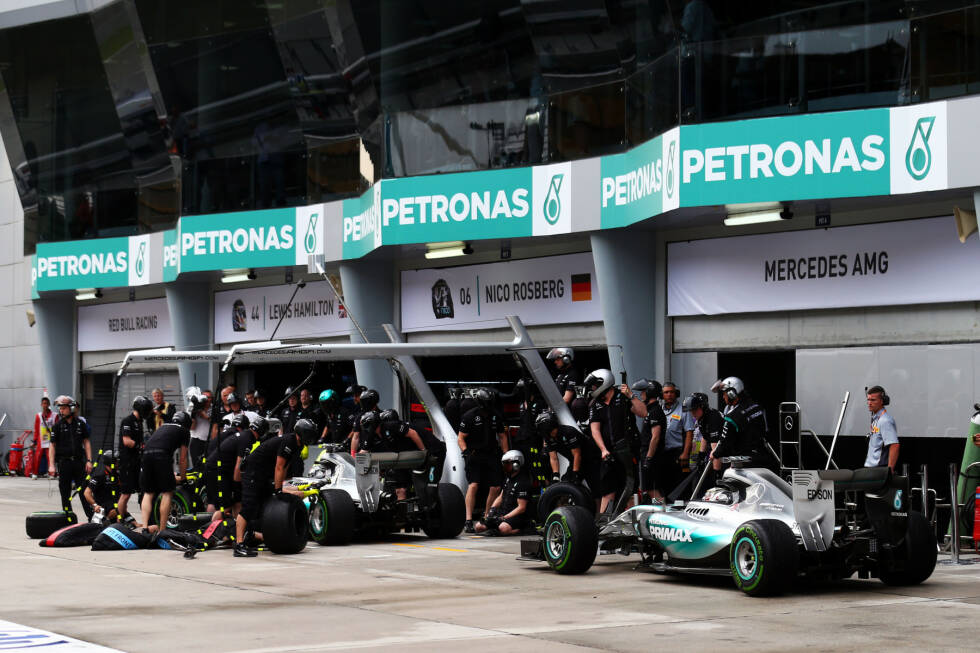 Foto zur News: Malaysia: Bereits nach der Qualifikation findet sich Rosberg hinter seinem Teamkollegen und auch Sebastian Vettels Ferrari wieder. Im Taktikpoker während der Safety-Car-Phase ist er daher der Angeschmierte. Weil er zeitgleich mit Hamilton an die Box kommt, muss er hinter dem Engländer warten und verliert wertvollen Boden. Doch auch Hamilton kann an diesem Tag nichts gegen Vettel ausrichten, der seinen ersten Sieg für Ferrari holt.