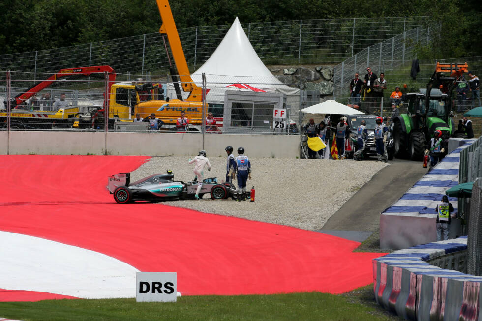 Foto zur News: Österreich: Nächstes Rennen, nächste Qualifying-Schlappe - dabei hat Rosberg seinen Teamkollegen bis dato im Griff. Als Hamilton seinen Mercedes in der entscheidenden Runde in die Auslaufzone dreht, steht die Tür für den Deutschen sperrangelweit offen, doch in der letzten Kurve schmeißt auch Rosberg die Pole-Position in den Kies, die wieder an seinen Teamkollegen fällt. Doch Glück im Unglück: Das Rennen gewinnt Rosberg am Sonntag trotzdem.