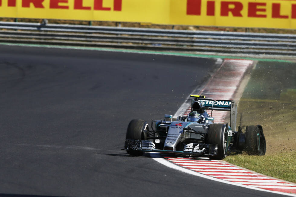 Foto zur News: Ungarn: Auf dem Hungaroring bietet sich die wohl beste Chance, Hamilton Punkte abzunehmen. Der Brite zeigt im Rennen ungewohnte Schwächen, fährt schon in der ersten Runde in den Kies, kollidiert mit Daniel Ricciardo und fasst eine Durchfahrtsstrafe auf. Doch Rosberg kann nicht profitieren, weil er sich in der Schlussphase selbst am Australier den Reifen aufschlitzt und nur Achter wird. &quot;Manchmal kann der Sport hart sein&quot;, resümiert er zerknirscht.