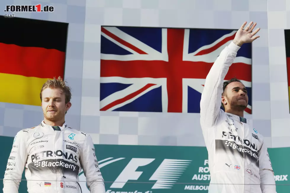 Foto zur News: Der Saisonauftakt in Australien gibt die Richtung bereits vor: Lewis Hamilton gewinnt das erste Saisonrennen in Melbourne souverän, während sich Nico Rosberg mit Platz zwei begnügen muss. Im weiteren Saisonverlauf baut der Weltmeister seine Führung immer weiter aus, während Rosberg immer wieder Nackenschläge hinnehmen muss. Wir zeigen euch in unserer Fotostrecke, welches (zum Teil hausgemachte) Unglück den Deutschen 2015 ereilt hat.