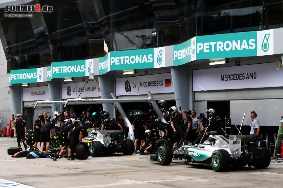 Foto zur News: Malaysia: Bereits nach der Qualifikation findet sich Rosberg hinter seinem Teamkollegen und auch Sebastian Vettels Ferrari wieder. Im Taktikpoker während der Safety-Car-Phase ist er daher der Angeschmierte. Weil er zeitgleich mit Hamilton an die Box kommt, muss er hinter dem Engländer warten und verliert wertvollen Boden. Doch auch Hamilton kann an diesem Tag nichts gegen Vettel ausrichten, der seinen ersten Sieg für Ferrari holt.