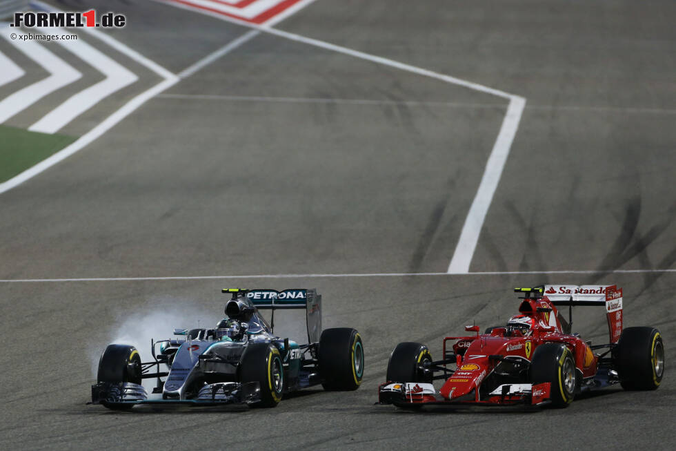 Foto zur News: Bahrain: Erneut muss sich Rosberg einem Ferrari geschlagen geben. Diesmal ist es Kimi Räikkönen, der im Kampf um Rang zwei kurz vor Schluss am Deutschen vorbeizieht, als er in der ersten Kurve über das Ziel hinausschießt. Was wie ein Fahrfehler aussieht, entpuppt sich als Bremsdefekt: &quot;Das war nicht sein Fehler, das war unserer&quot;, gibt Motorsportchef Toto Wolff im Anschluss zu. Rosberg ist enttäuscht: &quot;Das Pedal ist in der Kurve durchgefallen, dann habe ich das Auto gerade noch so nach Hause gebracht.&quot;