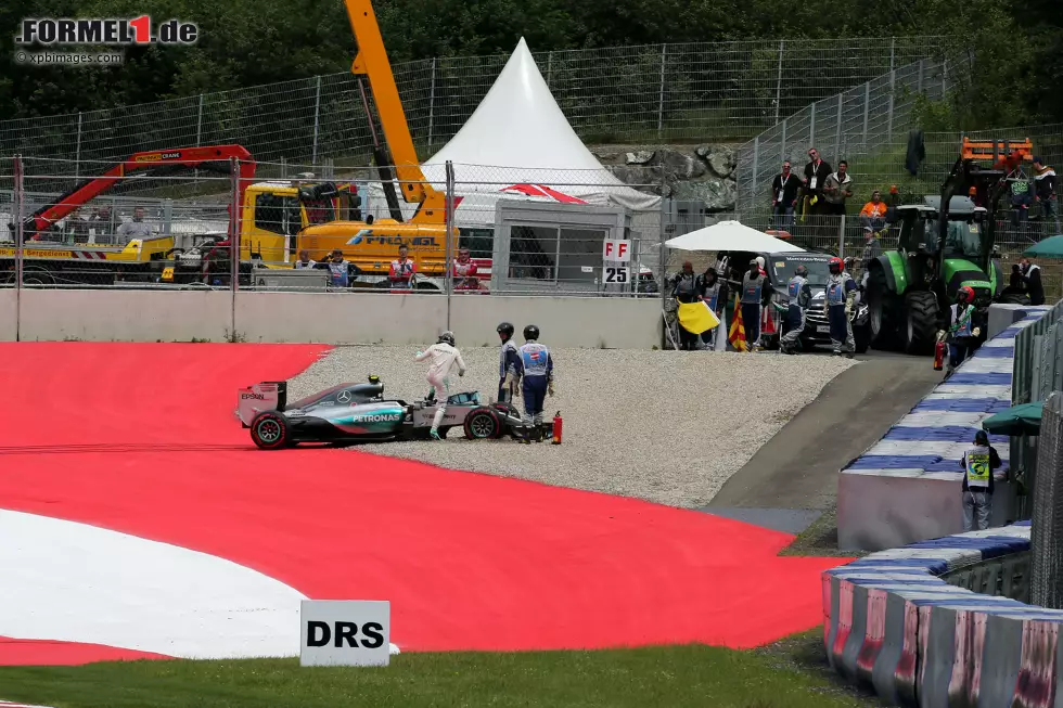 Österreich: Nächstes Rennen, nächste Qualifying-Schlappe - dabei hat Rosberg seinen Teamkollegen bis dato im Griff. Als Hamilton seinen Mercedes in der entscheidenden Runde in die Auslaufzone dreht, steht die Tür für den Deutschen sperrangelweit offen, doch in der letzten Kurve schmeißt auch Rosberg die Pole-Position in den Kies, die wieder an seinen Teamkollegen fällt. Doch Glück im Unglück: Das Rennen gewinnt Rosberg am Sonntag trotzdem. Foto zur News: Österreich: Nächstes Rennen, nächste Qualifying-Schlappe - dabei hat Rosberg seinen Teamkollegen bis dato im Griff. Als Hamilton seinen Mercedes in der entscheidenden Runde in die Auslaufzone dreht, steht die Tür für den Deutschen sperrangelweit offen, doch in der letzten Kurve schmeißt auch Rosberg die Pole-Position in den Kies, die wieder an seinen Teamkollegen fällt. Doch Glück im Unglück: Das Rennen gewinnt Rosberg am Sonntag trotzdem.
