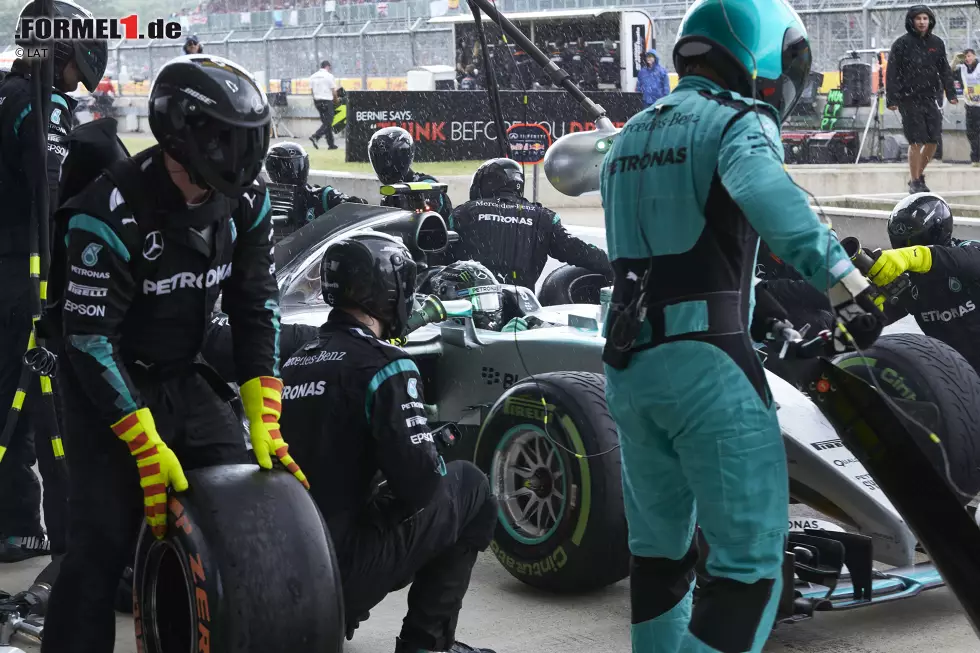 Großbritannien: "Lewis hat beim Boxenstopp die bessere Entscheidung getroffen", seufzt Rosberg in Silverstone. Als der Regen einsetzt, wechselt der Lokalheld nämlich als erster Topfahrer auf die Intermediate-Reifen und beweist damit ein goldenes Händchen. Rosberg muss noch eine weitere Runde draußen bleiben und verliert dabei sieben Sekunden auf seinen Stallrivalen, der das Rennen gewinnt. Foto zur News: Großbritannien: "Lewis hat beim Boxenstopp die bessere Entscheidung getroffen", seufzt Rosberg in Silverstone. Als der Regen einsetzt, wechselt der Lokalheld nämlich als erster Topfahrer auf die Intermediate-Reifen und beweist damit ein goldenes Händchen. Rosberg muss noch eine weitere Runde draußen bleiben und verliert dabei sieben Sekunden auf seinen Stallrivalen, der das Rennen gewinnt.