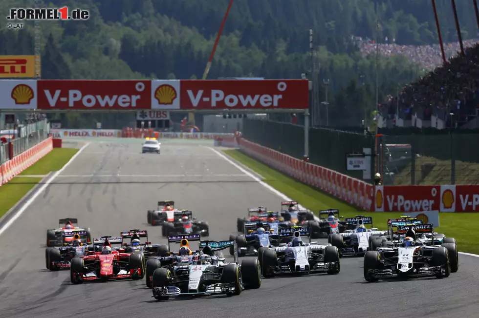 Belgien: Mit der neuen Startprozedur, bei der die Fahrer ab Spa-Francorchamps wieder mehr in der eigenen Hand haben, wähnt sich Rosberg im Vorteil, doch der Start in den Ardennen wird zum Desaster. "Ich habe den Start völlig versemmelt", gibt er zu, nachdem er nur als Fünfter aus der ersten Runde kommt. Im Kampf gegen Hamilton hat er an diesem Tag somit keine Chance. Foto zur News: Belgien: Mit der neuen Startprozedur, bei der die Fahrer ab Spa-Francorchamps wieder mehr in der eigenen Hand haben, wähnt sich Rosberg im Vorteil, doch der Start in den Ardennen wird zum Desaster. "Ich habe den Start völlig versemmelt", gibt er zu, nachdem er nur als Fünfter aus der ersten Runde kommt. Im Kampf gegen Hamilton hat er an diesem Tag somit keine Chance.