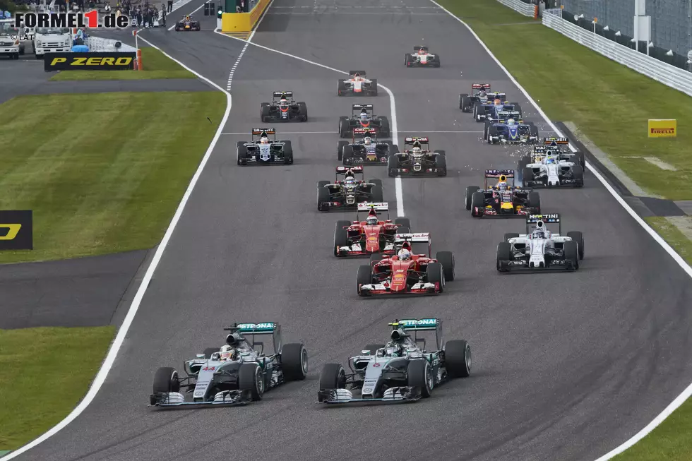 Japan: Nach einer schwachen Mercedes-Performance in Singapur sind die Silberpfeile in Suzuka wieder in Form. Mit der Pole-Position im Gepäck wittert Rosberg seine Chance auf den Sieg, doch wieder einmal geht der Start in die Hose. Hamilton ist bereits in Kurve 1 neben ihm und drückt ihn in Kurve 2 hart am Limit von der Strecke. Rosberg verliert weitere Plätze und muss sich erst wieder nach vorne kämpfen - um den Sieg spricht er an diesem Tag kein Wort mit. Foto zur News: Japan: Nach einer schwachen Mercedes-Performance in Singapur sind die Silberpfeile in Suzuka wieder in Form. Mit der Pole-Position im Gepäck wittert Rosberg seine Chance auf den Sieg, doch wieder einmal geht der Start in die Hose. Hamilton ist bereits in Kurve 1 neben ihm und drückt ihn in Kurve 2 hart am Limit von der Strecke. Rosberg verliert weitere Plätze und muss sich erst wieder nach vorne kämpfen - um den Sieg spricht er an diesem Tag kein Wort mit.