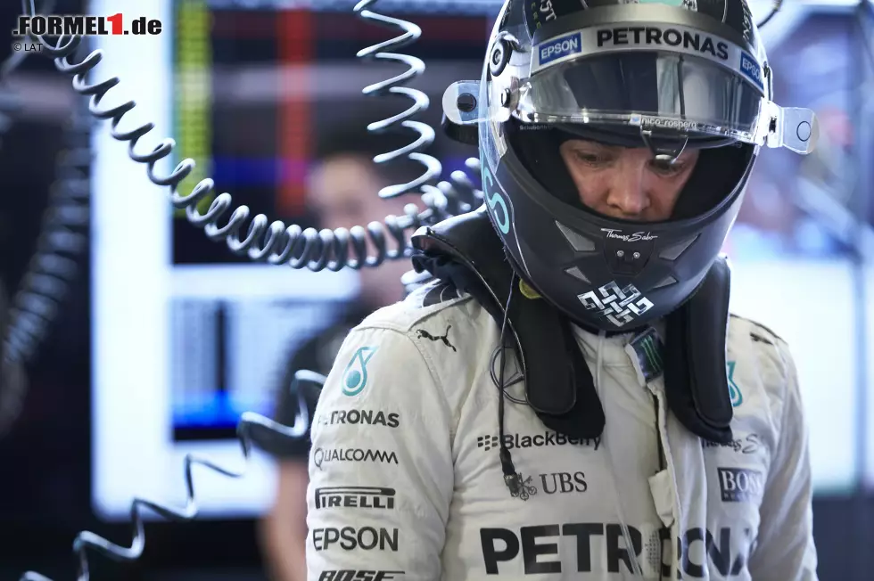 Italien: Nach Monza ist der WM-Kampf praktisch entschieden. Schon im Freien Training geht der nagelneue Motor im Heck von Rosberg kaputt. Mit einem Gebrauchtmotor schleppt sich der Deutsche in Italien mit stumpfen Waffen über die Runden, doch zwei Runden vor Schluss gibt auch dieser endgültig den Geist auf. "Das war einfach großes Pech", hadert er erneut und reist bereits mit 53 Zählern Rückstand ab. Und auch in Sachen Motorenkontingent wird es für den frischgebackenen Papa noch einmal eng. Foto zur News: Italien: Nach Monza ist der WM-Kampf praktisch entschieden. Schon im Freien Training geht der nagelneue Motor im Heck von Rosberg kaputt. Mit einem Gebrauchtmotor schleppt sich der Deutsche in Italien mit stumpfen Waffen über die Runden, doch zwei Runden vor Schluss gibt auch dieser endgültig den Geist auf. "Das war einfach großes Pech", hadert er erneut und reist bereits mit 53 Zählern Rückstand ab. Und auch in Sachen Motorenkontingent wird es für den frischgebackenen Papa noch einmal eng.