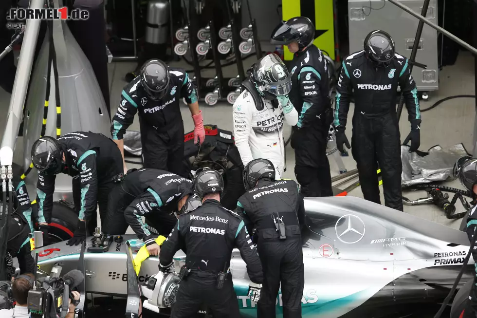 Russland: Erneut holt Rosberg die Pole-Position, doch wieder ist ihm das Pech hold. In Führung liegend versagt ihm schon nach wenigen Metern der Gaspedaldämpfer, sodass an ein weiteres Fahren nicht zu denken ist. Toto Wolff spricht von einem "Pfennigdefekt", und Rosberg muss zuschauen, wie Hamilton erneut ungefährdet gewinnt und den WM-Titel praktisch schon in der Tasche hat. In der WM ist Nico sogar nur noch Dritter, weil auch Landsmann Sebastian Vettel vorbeizieht. Foto zur News: Russland: Erneut holt Rosberg die Pole-Position, doch wieder ist ihm das Pech hold. In Führung liegend versagt ihm schon nach wenigen Metern der Gaspedaldämpfer, sodass an ein weiteres Fahren nicht zu denken ist. Toto Wolff spricht von einem "Pfennigdefekt", und Rosberg muss zuschauen, wie Hamilton erneut ungefährdet gewinnt und den WM-Titel praktisch schon in der Tasche hat. In der WM ist Nico sogar nur noch Dritter, weil auch Landsmann Sebastian Vettel vorbeizieht.