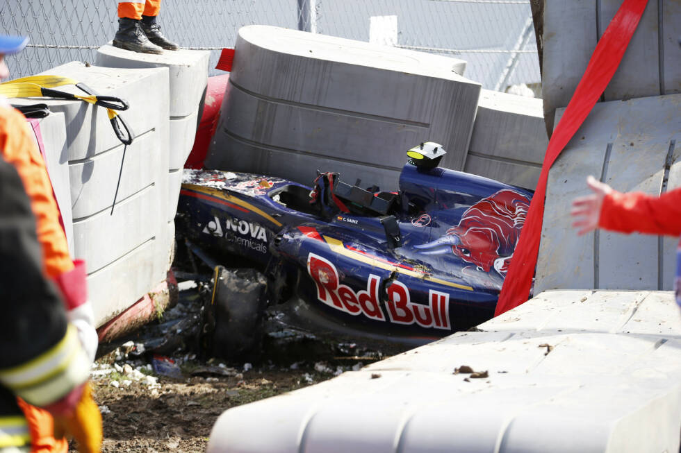 Foto zur News: Auch von Seiten der FIA kommt kurz darauf die offizielle Entwarnung, dass Sainz bei Bewusstsein ist und auch auf Fragen der Ärzte reagieren kann. Für alle Fans, die noch den schlimmen Unfall von Jules Bianchi in Erinnerung haben, eine riesige Erleichterung.