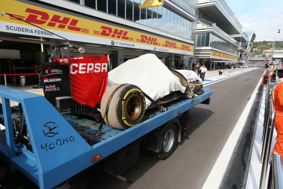 Foto zur News: Bei Toro Rosso geht derweil die Ursachenforschung los: Teamchef Franz Tost will keinen Schaden am Auto erkannt haben. Also hat wohl ein Fahrfehler Sainz&#039; zum heftigen Crash geführt.