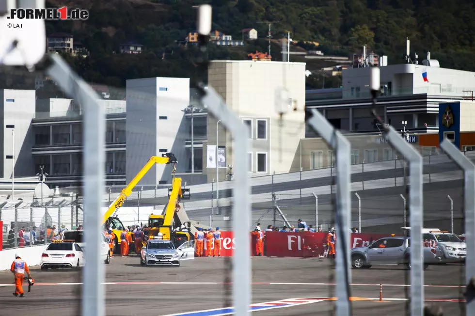 Foto zur News: Formel-1-Arzt Ian Roberts und Medical-Car-Fahrer Alan van der Merwe treffen rasch am schwer beschädigten Boliden ein, doch die Bergung gestaltet sich auch danach als äußerst schwierig, weil Sainz unter der Barriere gefangen ist.