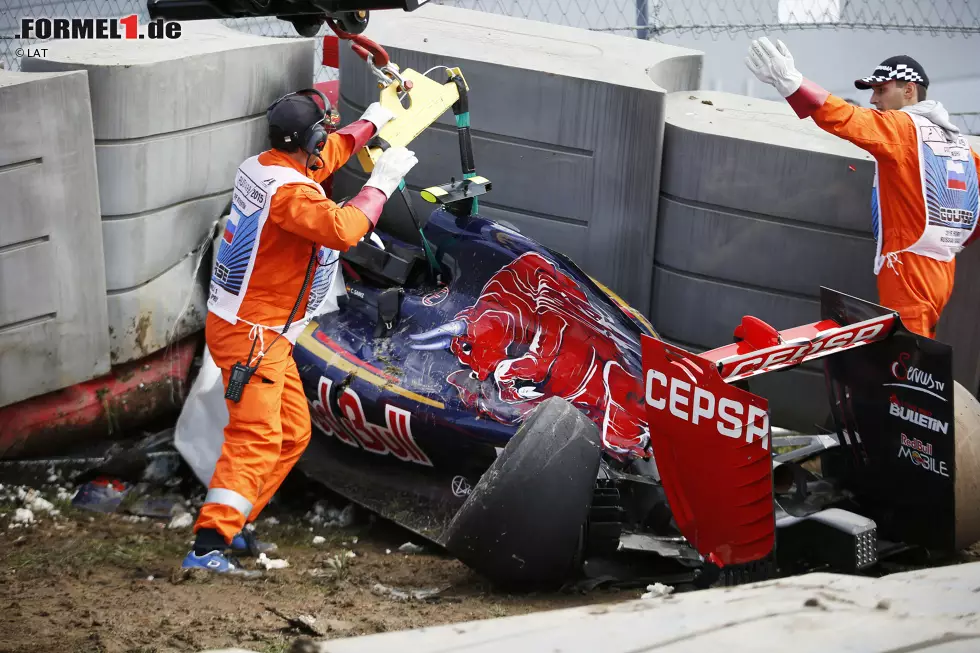 Foto zur News: Das Auto ist Schrott: Heftiger Unfall von Carlos Sainz beim Freien Training in Sotschi. Der Spanier fliegt in Kurve 13 (am Ende der DRS-Geraden!) mit rund 300 km/h in die Barriere.