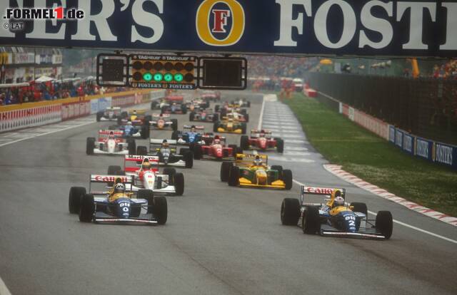 Foto zur News: Karl Wendlinger (25 Grands Prix und elf WM-Punkte im Zeitraum 1993 bis 1995): "Gleich in unserem ersten Jahr in der Formel 1 erlebte ich meinen großen Sauber Moment - im vierten Saisonrennen in Imola. Die Aufregung begann, als ich in der Startaufstellung hinter Alain (Prost), Damon (Hill), Michael (Schumacher) und Ayrton (Senna) auf dem doch überraschenden fünften Platz stand. Wegen des Regens starteten wir mit viel Flügel und ich konnte mit 'Schumi' und Gerhard (Berger) mithalten. Das war ein toller Kampf, der mir heute noch gut in Erinnerung ist. Weil der Regen kurz nach dem Start aufhörte, wechselten wir bald auf Trockenreifen und fuhren auf der Geraden mit zu viel Flügel und zu wenig Speed. Beim Überrunden kam 'Schumi' an Aguri (Suzuki) vorbei, ich nicht. Etwa zehn Runden vor Schluss war ich Vierter, als mich ein Defekt am Motor stoppte. Dennoch, oder gerade deshalb, werde ich diese Zweikämpfe und dieses Rennen nie vergessen. Herzliche Gratulation und viel Glück!"