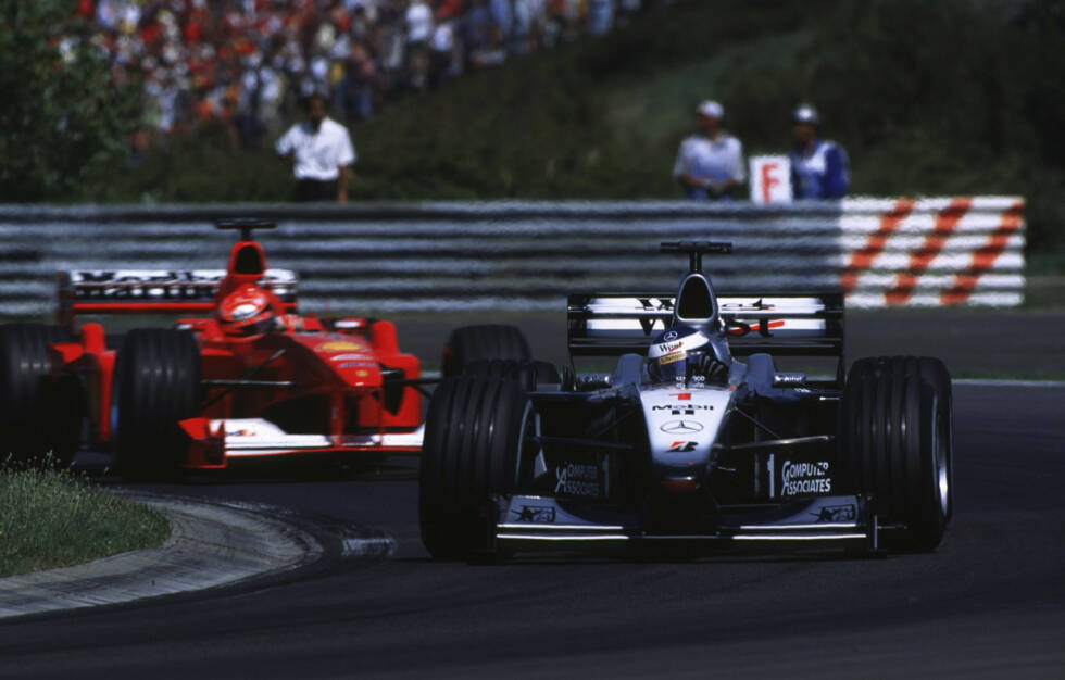 Foto zur News: Auch beim folgenden Rennen in Ungarn ist kein Kraut gegen Häkkinen und den McLaren MP4/15 gewachsen. Der Finne siegt ungefährdet vor Schumacher, der seine Ausfallserie zwar beendet, nach dem zwölften Saisonrennen allerdings erstmals in diesem Jahr die WM-Führung abgeben muss. Nun liegt Häkkinen zwei Zähler vor Schumacher.