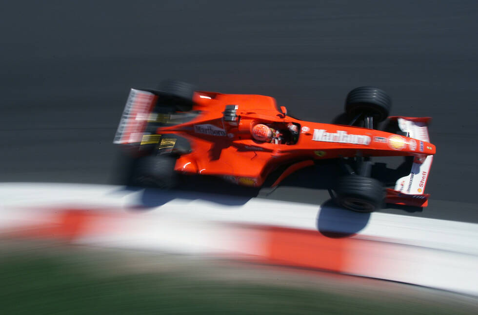 Foto zur News: Beim zweiten Ferrari-Heimspiel des Jahres in Monza ist Schumacher unter Zugzwang: Er muss unbedingt vor dem Finnen ins Ziel kommen. Bereits am Samstag läuft alles nach Plan und Schumacher stellt seinen Ferrari F1-2000 vor dem Auto seines Teamkollegens auf Pole. Insgesamt holt der Deutsche in diesem Jahr neun Pole-Positions und damit mehr als jeder andere Pilot. Auch im Rennen ist er nicht zu schlagen, vor Häkkinen schnappt er sich Saisonsieg Nummer sechs.