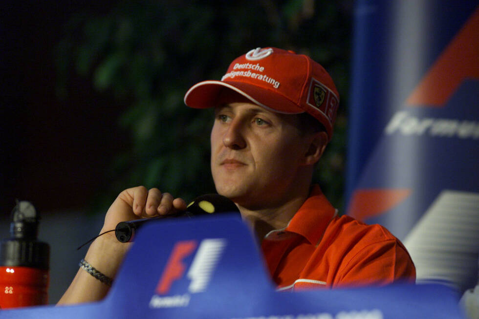 Foto zur News: Wirklich emotional wird es auf der Pressekonferenz nach dem Rennen. Mit 41 Karrieresiegen hat Schumacher nun genauso viele Erfolge auf dem Konto wie der sechs Jahre zuvor tödlich verunglückte Ayrton Senna. Als er auf diese Tatsache angesprochen wird, bringt der sonst oftmals so kühl erscheinende Schumacher nur die Worte &quot;Ja, es bedeutet mir viel&quot; hervor, bevor er vor Millionen von TV-Zuschauern in Tränen ausbricht. Es ist der vielleicht bewegendste Moment seiner gesamten Formel-1-Karriere.