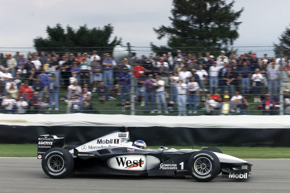 Foto zur News: Sportlich liegt Schumacher drei Rennen vor Saisonende nur noch zwei Zähler hinter Häkkinen. Erstmals seit 1991 kehrt die Formel 1 wieder in die USA zurück, gefahren wird zum ersten Mal auf der neuen Grand-Prix-Strecke in Indianapolis. Ausgerechnet in der entscheidenden Saisonphase schlägt der Technikteufel bei McLaren wieder zu: Häkkinen erleidet einen Motorschaden und fällt damit erstmals seit dem zweiten Saisonrennen wieder aus. Es ist ein Defekt zum denkbar ungünstigsten Zeitpunkt...