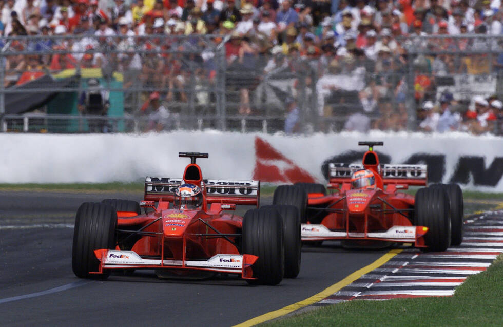 Foto zur News: Im Rennen am Sonntag hat allerdings der Deutsche die Nase vorne. Beide Silberpfeile fallen mit Motorschaden aus, weshalb es am Ende einen Ferrari-Doppelerfolg gibt: Schumacher siegt vor seinem neuen Teamkollegen Barrichello. Die Zuverlässigkeit spielt in der Anfangsphase der Saison 2000 eine entscheidende Rolle.