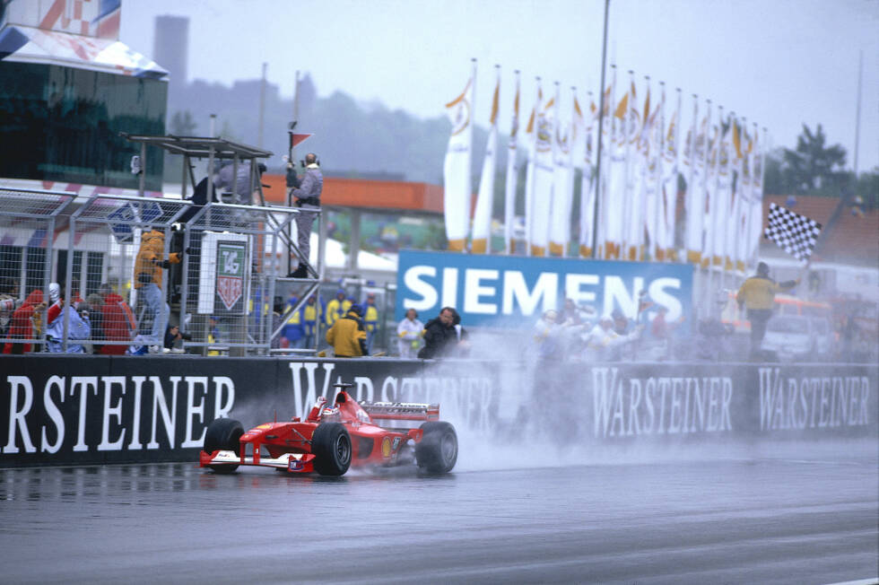 Foto zur News: Nach diesen beiden Rückschlägen folgt allerdings ein weiteres Highlight in Schumachers Saison: Auf dem Nürburgring siegt er bei wechselhaften Bedingungen vor Häkkinen und baut seinen Vorsprung in der WM wieder auf 18 Zähler aus. Außerdem feiert er nicht nur seinen ersten Sieg auf deutschem Boden seit seinem Triumph an gleicher Stelle 1995, sondern auch seinen ersten Heimsieg als Ferrari-Pilot.