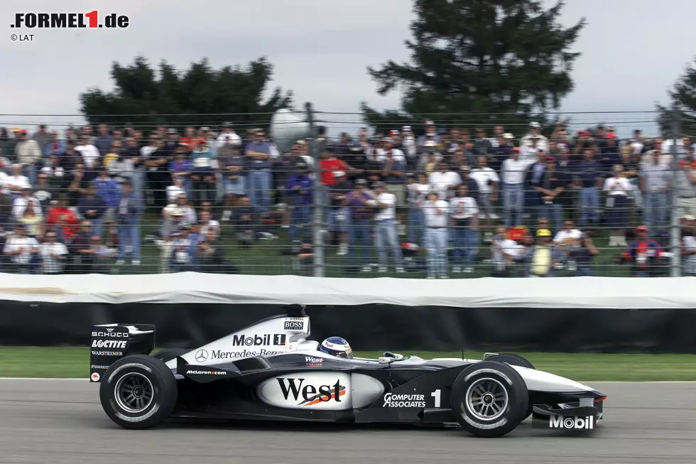 Sportlich liegt Schumacher drei Rennen vor Saisonende nur noch zwei Zähler hinter Häkkinen. Erstmals seit 1991 kehrt die Formel 1 wieder in die USA zurück, gefahren wird zum ersten Mal auf der neuen Grand-Prix-Strecke in Indianapolis. Ausgerechnet in der entscheidenden Saisonphase schlägt der Technikteufel bei McLaren wieder zu: Häkkinen erleidet einen Motorschaden und fällt damit erstmals seit dem zweiten Saisonrennen wieder aus. Es ist ein Defekt zum denkbar ungünstigsten Zeitpunkt... Foto zur News: Sportlich liegt Schumacher drei Rennen vor Saisonende nur noch zwei Zähler hinter Häkkinen. Erstmals seit 1991 kehrt die Formel 1 wieder in die USA zurück, gefahren wird zum ersten Mal auf der neuen Grand-Prix-Strecke in Indianapolis. Ausgerechnet in der entscheidenden Saisonphase schlägt der Technikteufel bei McLaren wieder zu: Häkkinen erleidet einen Motorschaden und fällt damit erstmals seit dem zweiten Saisonrennen wieder aus. Es ist ein Defekt zum denkbar ungünstigsten Zeitpunkt...