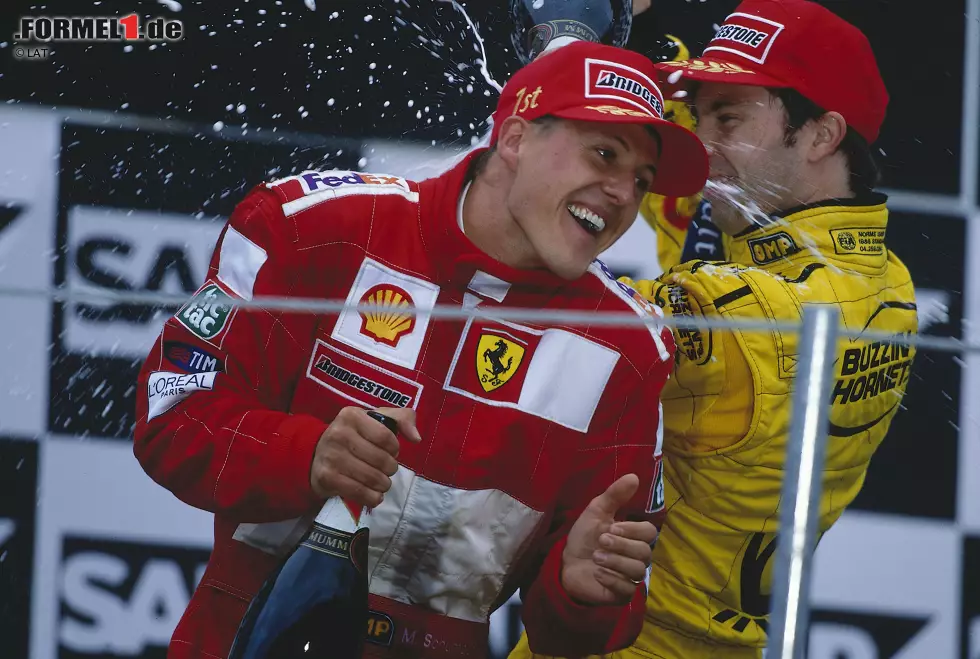 Denn Schumacher nutzt den Ausfall seines WM-Rivalens knallhart aus und schnappt sich Saisonsieg Nummer sieben. Lediglich ein Dreher kurz vor Schluss lässt den Atem der Schumi-Fans kurz stocken. Am Ende kann den Deutschen aber auch diese kleine Unachtsamkeit nicht mehr vom Sieg abbringen. Durch den Erfolg liegt er nun acht Zähler vor Häkkinen und kann den Sack damit bereits beim vorletzten Saisonrennen in Suzuka zumachen. Foto zur News: Denn Schumacher nutzt den Ausfall seines WM-Rivalens knallhart aus und schnappt sich Saisonsieg Nummer sieben. Lediglich ein Dreher kurz vor Schluss lässt den Atem der Schumi-Fans kurz stocken. Am Ende kann den Deutschen aber auch diese kleine Unachtsamkeit nicht mehr vom Sieg abbringen. Durch den Erfolg liegt er nun acht Zähler vor Häkkinen und kann den Sack damit bereits beim vorletzten Saisonrennen in Suzuka zumachen.