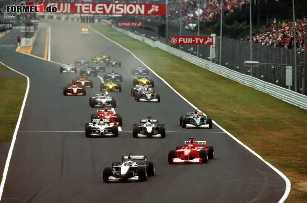 Kampflos will der "Fliegende Finne" seinen Titel in Japan allerdings nicht abgeben. Im Qualifying verpasst er die Pole zwar noch denkbar knapp um 0,009 Sekunden, doch gleich beim Start zieht er an Schumacher vorbei. Häkkinen weiß, dass er gewinnen muss, wenn er seinen Titel ein weiteres Mal erfolgreich verteidigen möchte. Bis zur 37. Runde läuft für den Weltmeister auch alles nach Plan. Foto zur News: Kampflos will der "Fliegende Finne" seinen Titel in Japan allerdings nicht abgeben. Im Qualifying verpasst er die Pole zwar noch denkbar knapp um 0,009 Sekunden, doch gleich beim Start zieht er an Schumacher vorbei. Häkkinen weiß, dass er gewinnen muss, wenn er seinen Titel ein weiteres Mal erfolgreich verteidigen möchte. Bis zur 37. Runde läuft für den Weltmeister auch alles nach Plan.