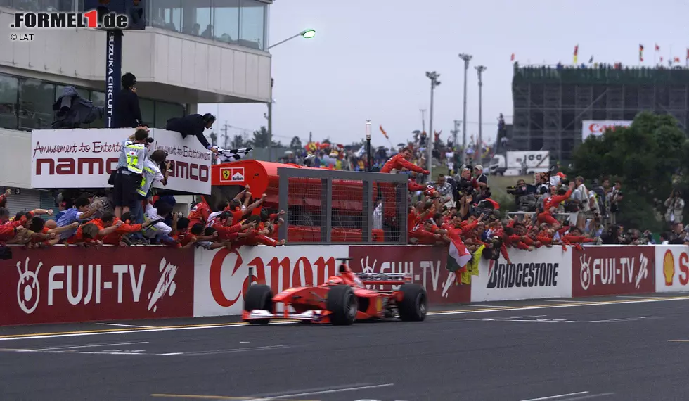 Dann entscheidet sich das Rennen einmal mehr an der Box - und damit auch die Weltmeisterschaft. Schumacher kommt drei Runden später als sein Rivale zum Service und übernimmt so die Führung. Anschließend bringt Schumacher seinen achten Saisonsieg souverän ins Ziel und sichert sich damit den Titel. Sein Dank gilt nach dem Rennen vor allem "Superhirn" und Ferrari-Technikchef Ross Brawn. "Du bist großartig, Ross! Du bist großartig, Ross! Ihr alle!", jubelt Schumi nach dem Zieleinlauf im Funk. Foto zur News: Dann entscheidet sich das Rennen einmal mehr an der Box - und damit auch die Weltmeisterschaft. Schumacher kommt drei Runden später als sein Rivale zum Service und übernimmt so die Führung. Anschließend bringt Schumacher seinen achten Saisonsieg souverän ins Ziel und sichert sich damit den Titel. Sein Dank gilt nach dem Rennen vor allem "Superhirn" und Ferrari-Technikchef Ross Brawn. "Du bist großartig, Ross! Du bist großartig, Ross! Ihr alle!", jubelt Schumi nach dem Zieleinlauf im Funk.