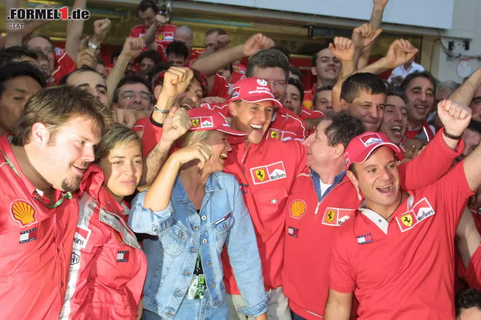 Ferrari-Präsident Luca di Montezemolo beschreibt diesen 8. Oktober 2000 anschließend als schönsten Tag seines Lebens und auch bei seinen Angestellten und Schumis Frau Corinna ist der Jubel groß. Was zu diesem Zeitpunkt noch niemand ahnt: Es ist lediglich der erste Titel in einer ganzen Ära, die Schumacher und Ferrari in den folgenden Jahren prägen werden. Bis Ende 2004 gewinnt Schumi mit der Scuderia fünfmal in Folge die Weltmeisterschaft und macht sich damit zum mit Abstand erfolgreichsten Formel-1-Piloten aller Zeiten. Foto zur News: Ferrari-Präsident Luca di Montezemolo beschreibt diesen 8. Oktober 2000 anschließend als schönsten Tag seines Lebens und auch bei seinen Angestellten und Schumis Frau Corinna ist der Jubel groß. Was zu diesem Zeitpunkt noch niemand ahnt: Es ist lediglich der erste Titel in einer ganzen Ära, die Schumacher und Ferrari in den folgenden Jahren prägen werden. Bis Ende 2004 gewinnt Schumi mit der Scuderia fünfmal in Folge die Weltmeisterschaft und macht sich damit zum mit Abstand erfolgreichsten Formel-1-Piloten aller Zeiten.