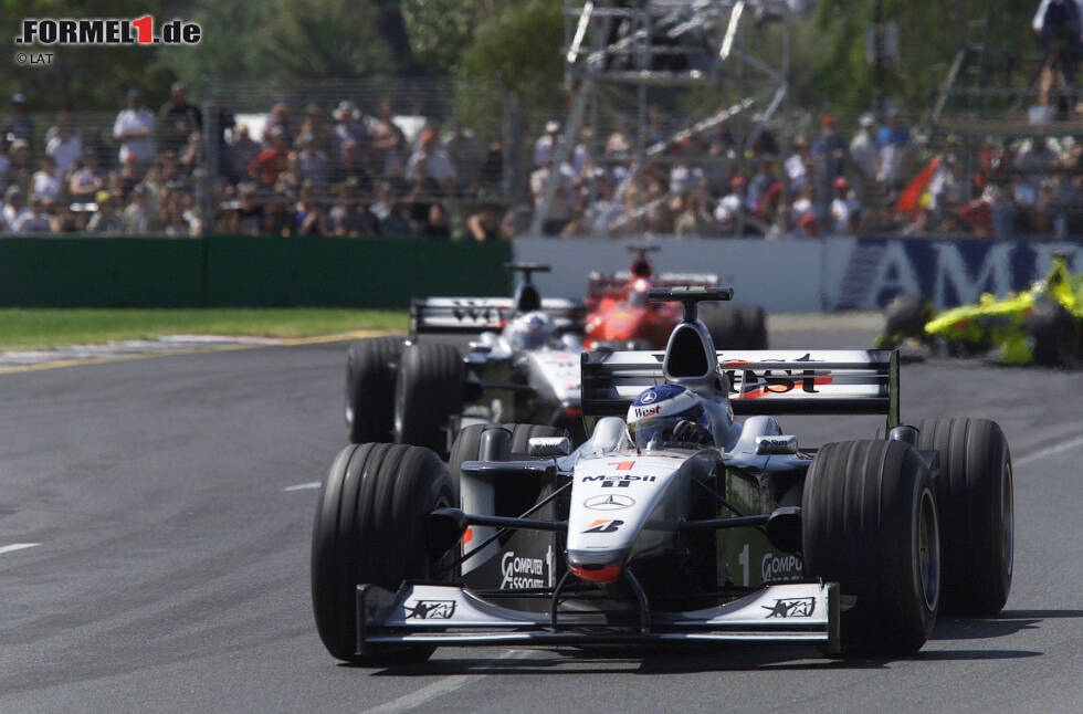 Foto zur News: Beim Saisonauftakt in Australien scheint allerdings zunächst alles beim Alten zu sein. Mika Häkkinen, Weltmeister der beiden Vorjahre, stellt seinen McLaren in Melbourne vor seinem Teamkollegen David Coulthard auf Pole. Bereits beim ersten Rennen des neuen Jahres wird klar: Auch in der Saison 2000 läuft es wieder auf das Duell Schumacher gegen Häkkinen hinaus.