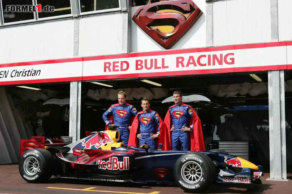 #9 - Red Bull RB2: Auch wenn Red Bull seit dem ersten Jahr nahezu das gleiche Outfit fährt, sind die Speziallackierungen des Teams - besonders in seiner Anfangszeit - berühmt. 2006 in Monaco bewirbt man den Film "Superman Returns" und verpasst dem Auto kurzerhand ein Superhelden-Outfit. Scheinbar mit Superkräften ausgestattet, fährt David Coulthard auf Rang drei und geht mit Cape in die Fürstenloge und dann den Swimming Pool. Foto zur News: #9 - Red Bull RB2: Auch wenn Red Bull seit dem ersten Jahr nahezu das gleiche Outfit fährt, sind die Speziallackierungen des Teams - besonders in seiner Anfangszeit - berühmt. 2006 in Monaco bewirbt man den Film "Superman Returns" und verpasst dem Auto kurzerhand ein Superhelden-Outfit. Scheinbar mit Superkräften ausgestattet, fährt David Coulthard auf Rang drei und geht mit Cape in die Fürstenloge und dann den Swimming Pool.