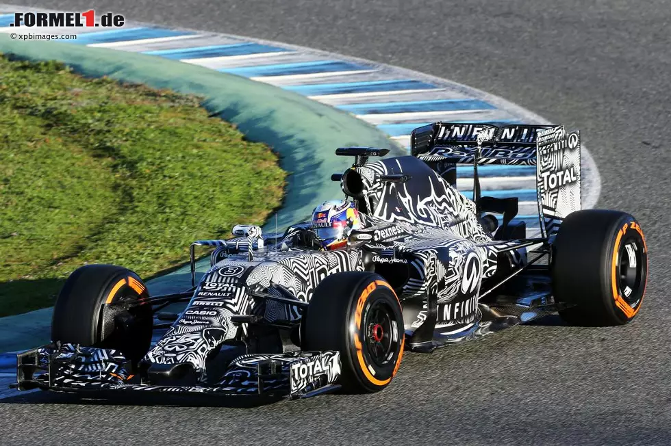 #2 - Red Bull RB11: Nicht unbedingt schön, dafür aber zweckmäßig ist die Tarn-Lackierung, mit der Red Bull 2015 bei den Tests in Jerez auftaucht. Das Zebra-Muster soll mit seinen Linien die Konturen des Autos verschleiern und damit das Entdecken der neusten Geniestreiche von Design-Guru Adrian Newey erschweren. Foto zur News: #2 - Red Bull RB11: Nicht unbedingt schön, dafür aber zweckmäßig ist die Tarn-Lackierung, mit der Red Bull 2015 bei den Tests in Jerez auftaucht. Das Zebra-Muster soll mit seinen Linien die Konturen des Autos verschleiern und damit das Entdecken der neusten Geniestreiche von Design-Guru Adrian Newey erschweren.