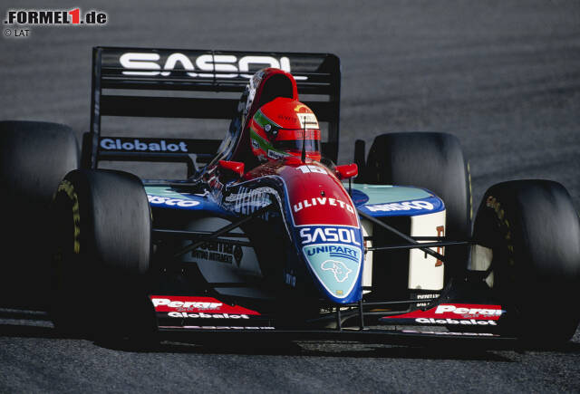 Foto zur News: Platz 10: Eddie Irvine - Der Ire geht 1993 für Jordan erstmals in der Formel 1 an den Start. Drei Jahre fährt er für das kleine Team und holt dort 1995 auch sein erstes Podium in der Königsklasse. Ein siegfähiges Auto bekommt Irvine allerdings erst ein Jahr später, als er zu Ferrari wechselt. Sein Problem: Dort ist er hinter Michael Schumacher nur die klare Nummer zwei. In seinen ersten drei Jahren bei der Scuderia holt er 14 Podestplätze, aber keinen Sieg.
