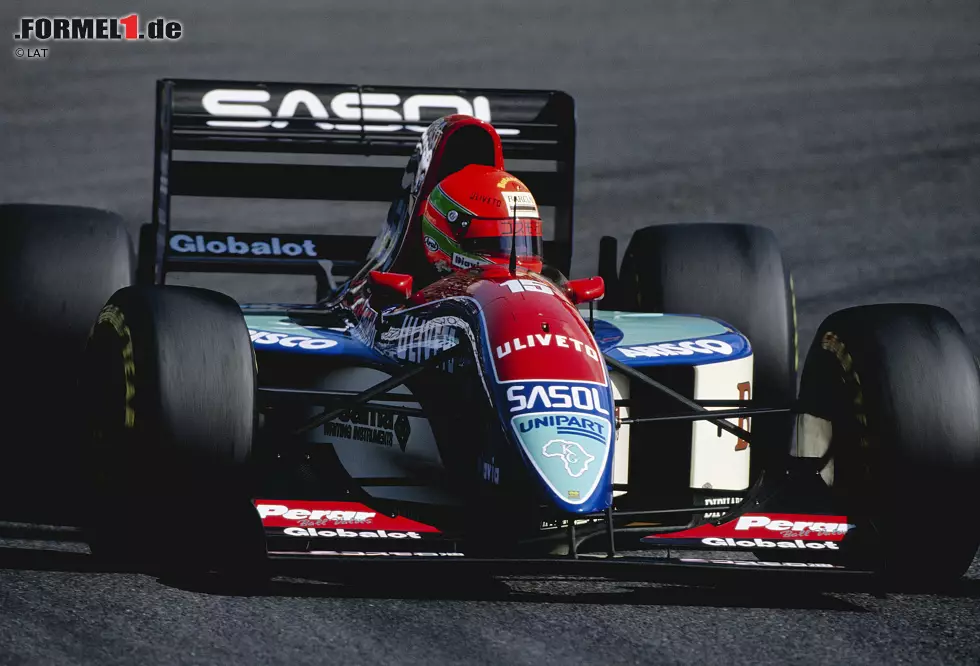 Platz 10: Eddie Irvine - Der Ire geht 1993 für Jordan erstmals in der Formel 1 an den Start. Drei Jahre fährt er für das kleine Team und holt dort 1995 auch sein erstes Podium in der Königsklasse. Ein siegfähiges Auto bekommt Irvine allerdings erst ein Jahr später, als er zu Ferrari wechselt. Sein Problem: Dort ist er hinter Michael Schumacher nur die klare Nummer zwei. In seinen ersten drei Jahren bei der Scuderia holt er 14 Podestplätze, aber keinen Sieg. Foto zur News: Platz 10: Eddie Irvine - Der Ire geht 1993 für Jordan erstmals in der Formel 1 an den Start. Drei Jahre fährt er für das kleine Team und holt dort 1995 auch sein erstes Podium in der Königsklasse. Ein siegfähiges Auto bekommt Irvine allerdings erst ein Jahr später, als er zu Ferrari wechselt. Sein Problem: Dort ist er hinter Michael Schumacher nur die klare Nummer zwei. In seinen ersten drei Jahren bei der Scuderia holt er 14 Podestplätze, aber keinen Sieg.