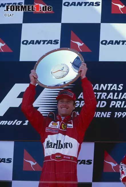 Foto zur News: Erst 1999 bricht Irvine im 81. Rennen bricht den Bann. Der Ire profitiert beim Saisonauftakt in Melbourne von Problemen bei Schumacher und den favorisierten McLaren-Piloten und schnappt sich seinen ersten Sieg. Im gleichen Jahr gewinnt Irvine noch drei weitere Rennen und wird sogar zum Titelkandidaten, nachdem sich Schumi in Silverstone das Bein bricht. Am Ende des Jahres geht der Titel allerdings mit zwei Punkten Vorsprung an Mika Häkkinen.