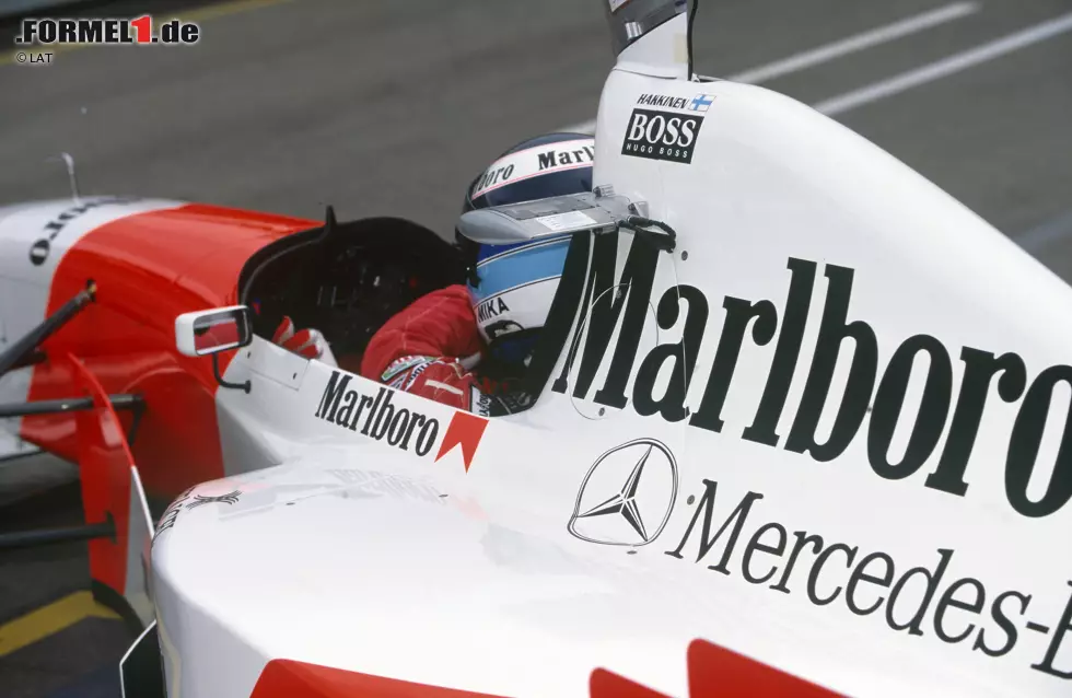Platz 7: Mika Häkkinen - Die Karriere des Finnen ist Ende 1995 nach einem schweren Unfall in Adelaide um ein Haar bereits vorbei. Der McLaren-Pilot kann nach einem heftigen Abflug im Qualifying nur durch einen Luftröhrenschnitt gerettet werden. Was zu diesem Zeitpunkt noch niemand ahnt: Häkkinen wird seine Karriere nicht nur fortsetzen, er wird sogar noch zwei WM-Titel holen. Foto zur News: Platz 7: Mika Häkkinen - Die Karriere des Finnen ist Ende 1995 nach einem schweren Unfall in Adelaide um ein Haar bereits vorbei. Der McLaren-Pilot kann nach einem heftigen Abflug im Qualifying nur durch einen Luftröhrenschnitt gerettet werden. Was zu diesem Zeitpunkt noch niemand ahnt: Häkkinen wird seine Karriere nicht nur fortsetzen, er wird sogar noch zwei WM-Titel holen.