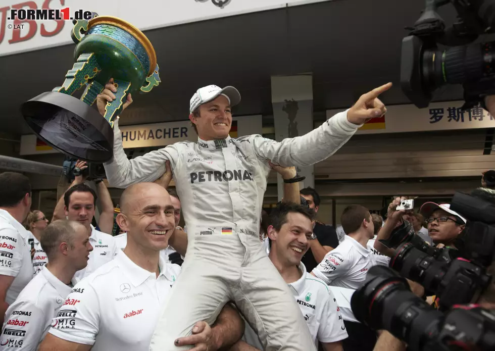 Erst im dritten Mercedes-Jahr und in seinem insgesamt 111. Grand Prix gelingt Rosberg der Durchbruch. Mehr als sechs Jahre nach seinem Debüt gewinnt Rosberg 2012 den Großen Preis von China. Für Mercedes ist es gleichzeitig der erste Formel-1-Sieg als Hersteller seit 1955. Bis zum Ende der Saison 2015 gewinnt Rosberg im Silberpfeil noch 13 weitere Rennen und wird zweimal Vizeweltmeister. Foto zur News: Erst im dritten Mercedes-Jahr und in seinem insgesamt 111. Grand Prix gelingt Rosberg der Durchbruch. Mehr als sechs Jahre nach seinem Debüt gewinnt Rosberg 2012 den Großen Preis von China. Für Mercedes ist es gleichzeitig der erste Formel-1-Sieg als Hersteller seit 1955. Bis zum Ende der Saison 2015 gewinnt Rosberg im Silberpfeil noch 13 weitere Rennen und wird zweimal Vizeweltmeister.