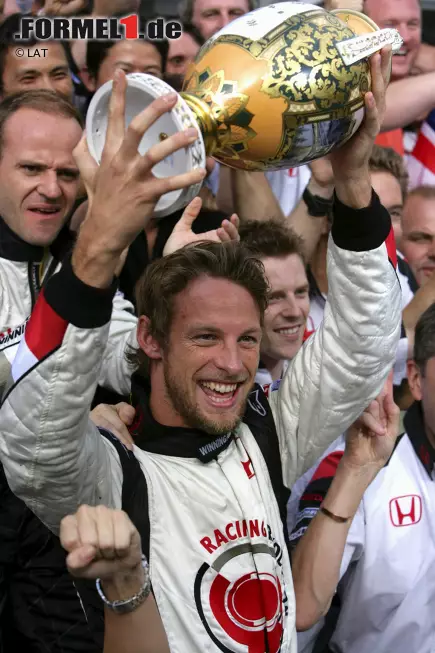 Erst 2006, mittlerweile in Diensten von Honda, gewinnt Button im 113. Anlauf sein erstes Formel-1-Rennen. Der Brite behält bei chaotischen Bedingungen in Ungarn den Durchblick und gewinnt vor Pedro de la Rosa, für den es der einzige Besuch auf einem Formel-1-Podium ist. Buttons größter Triumph folgt 2009, als er im Brawn Weltmeister wird. Bis Ende der Saison 2015 gewinnt er insgesamt 15 Rennen. Foto zur News: Erst 2006, mittlerweile in Diensten von Honda, gewinnt Button im 113. Anlauf sein erstes Formel-1-Rennen. Der Brite behält bei chaotischen Bedingungen in Ungarn den Durchblick und gewinnt vor Pedro de la Rosa, für den es der einzige Besuch auf einem Formel-1-Podium ist. Buttons größter Triumph folgt 2009, als er im Brawn Weltmeister wird. Bis Ende der Saison 2015 gewinnt er insgesamt 15 Rennen.