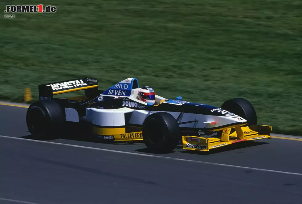 Platz 3: Jarno Trulli - Mehr als sieben Jahre vergehen, bevor der Italiener erstmals ganz oben auf das Podium darf. Trulli beginnt seine Formel-1-Karriere 1997 bei Minardi und fährt anschließend für Prost und Jordan, bevor er 2003 zu Renault wechselt. Das Team aus Enstone befindet sich zu diesem Zeitpunkt nach einigen schwierigen Jahren wieder auf dem Weg nach oben. Davon profitiert auch Trulli, der in seinen ersten sieben Saisons in der Königsklasse lediglich zwei Podestplätze holt. Foto zur News: Platz 3: Jarno Trulli - Mehr als sieben Jahre vergehen, bevor der Italiener erstmals ganz oben auf das Podium darf. Trulli beginnt seine Formel-1-Karriere 1997 bei Minardi und fährt anschließend für Prost und Jordan, bevor er 2003 zu Renault wechselt. Das Team aus Enstone befindet sich zu diesem Zeitpunkt nach einigen schwierigen Jahren wieder auf dem Weg nach oben. Davon profitiert auch Trulli, der in seinen ersten sieben Saisons in der Königsklasse lediglich zwei Podestplätze holt.