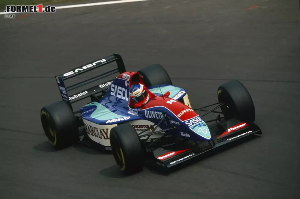 Platz 2: Rubens Barrichello - Der Brasilianer kommt 1993 als potenzieller Nachfolger von Ayrton Senna in die Königsklasse. Ein Sieg gelingt ihm allerdings weder in vier Jahren bei Jordan noch in drei Saisons bei Stewart. Seine große Chance kommt im Jahr 2000, als er Eddie Irvine bei Ferrari ablösen darf. Dort ist er zwar nur der Edelhelfer von Michael Schumacher, doch immerhin klappt es endlich mit dem ersten Sieg. Foto zur News: Platz 2: Rubens Barrichello - Der Brasilianer kommt 1993 als potenzieller Nachfolger von Ayrton Senna in die Königsklasse. Ein Sieg gelingt ihm allerdings weder in vier Jahren bei Jordan noch in drei Saisons bei Stewart. Seine große Chance kommt im Jahr 2000, als er Eddie Irvine bei Ferrari ablösen darf. Dort ist er zwar nur der Edelhelfer von Michael Schumacher, doch immerhin klappt es endlich mit dem ersten Sieg.