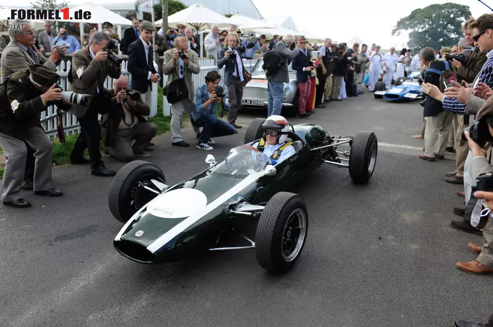 Foto zur News: Der gerade zurückgetretene Rennfahrer baut für Cooper ein Formel-Junior-Team auf und will das Talent unbedingt für sich gewinnen. Nach einem Formel-3-Test in Goodwood ist die Sache geritzt - auch, weil ein gewisser Bruce McLaren im identischen Auto gegen den völlig unbekannten Stewart alt aussieht. Stewart erhält den Drive und fährt die Konkurrenz 1964 in Grund und Boden. Seine Überlegenheit ist so eklatant, dass Cooper ihm binnen weniger Tage eine Formel-1-Chance anbietet. Er lehnt jedoch ab und zieht es vor, unter Tyrrells Fittichen Erfahrung zu sammeln.