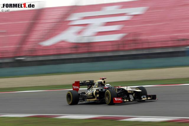 Foto zur News: #10: Lotus beim Grand Prix von China 2012: Kimi Räikkönen stellt seinen Lotus im Qualifying in Schanghai auf Startplatz fünf. Im Rennen kommt der Finne zunächst gut zurecht, arbeitet sich nach Boxenstopps in den Runden zehn und 30 bis zum 49. von 56 Umläufen auf Rang zwei nach vorn. Doch 26 Runden ...