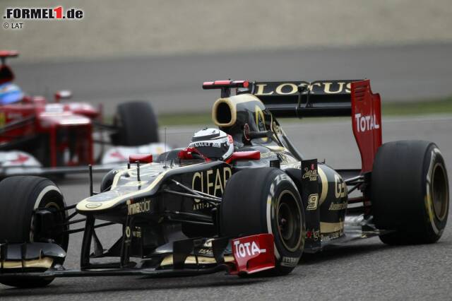 Foto zur News: ... sind für die Pirelli-Reifen deutlich zu viel. So verliert Räikkönen mit der stark nachlassenden Medium-Mischung innerhalb von nur zwei Runden zehn Positionen. Als nach 56 Runden die Karierte Flagge fällt, ist er nur 14. Es bleibt das einzige Rennen seiner Comeback-Saison, das er außerhalb der Punkteränge beendet.