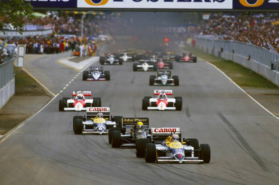 Foto zur News: #1: Williams beim Grand Prix von Australien 1986: Nigel Mansell kommt mit sieben Punkten Vorsprung auf seine beiden Titelrivalen - Williams-Teamkollege Nelson Piquet und McLaren-Pilot Alain Prost - zum Saisonfinale in Adelaide. Der Brite startet von der Pole-Position. 19 Runden vor Schluss führt Keke Rosberg (McLaren), als ihm ein Hinterreifen platzt. Die drei Titelanwärter Piquet, Prost und Mansell liegen auf den ersten drei Positionen. Mansell würde Platz drei ...